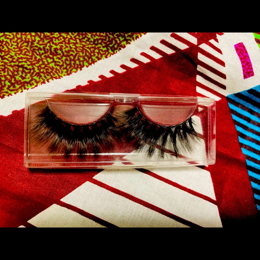 Soft 3D mink long lashes (Dramatic Wisp) in the style “Flawless”